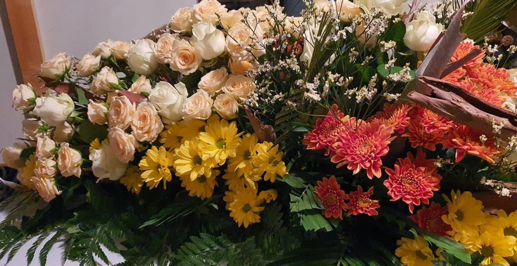 Bouquet de fleurs jaune, orange clair, rouge et vert pour commémoration