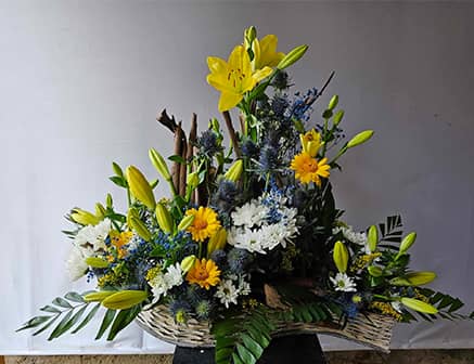 Bouquet de fleurs pour une commémoration aux couleurs jaune, bleu et vert