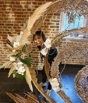 Nathalie Roussel, préparation florale pour un évènement avec des arches au thème Bohème