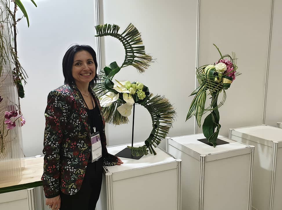 Nathalie Roussel, devant ses sculptures d'art florale