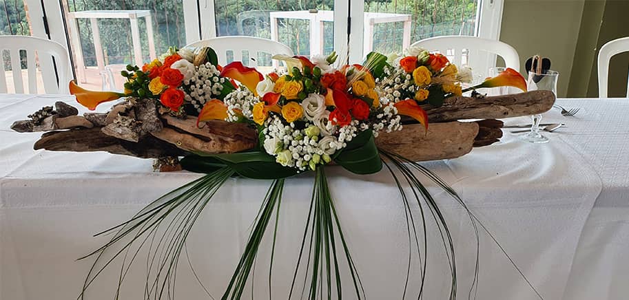 Bouquet floral composé sur une table blanche de mariés