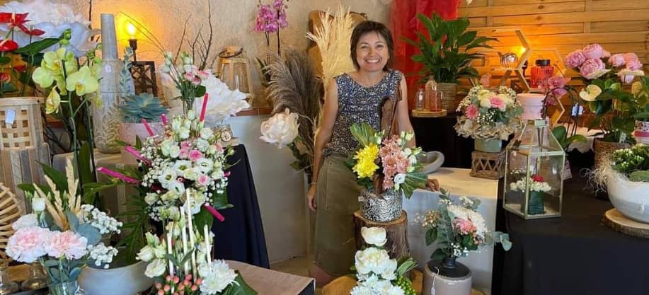 Nathalie Roussel dans son atelier entourée de bouquets de fleurs
