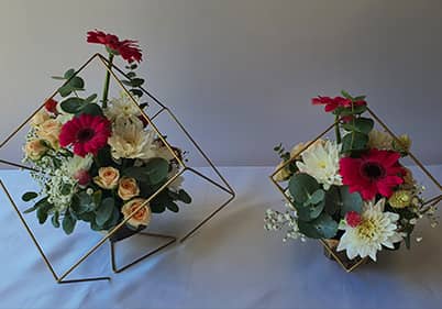 Pots de fleurs transparents avec fleurs de couleurs