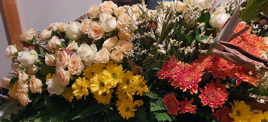 Bouquet de fleurs jaune, rose clair et rouge pur une commémoration