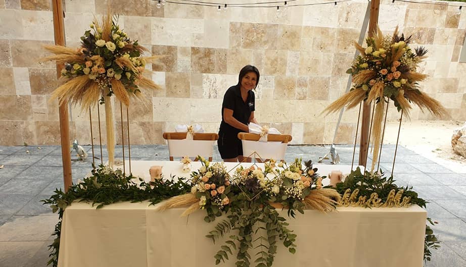 Nathalie Roussel en préparation d'une table florale de mariée