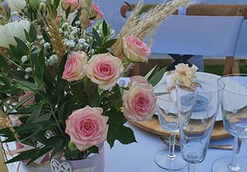 Dressage de table de mariage avec les couverts et une plante