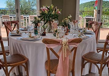 Table de mariage décorée avec des fleurs