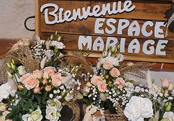 cadre de l'espace mariage avec décoration florale