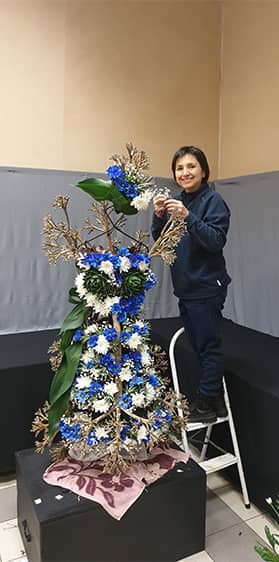 Nathalie Roussel habille un arbre floral en bleu et vert