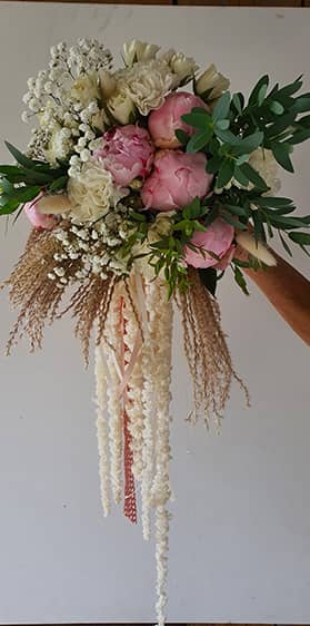 Bouquet de fleurs tenu à la main