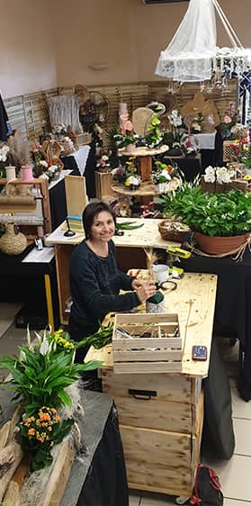Nathalie Roussel dans sa boutique en préparation d'une composition florale