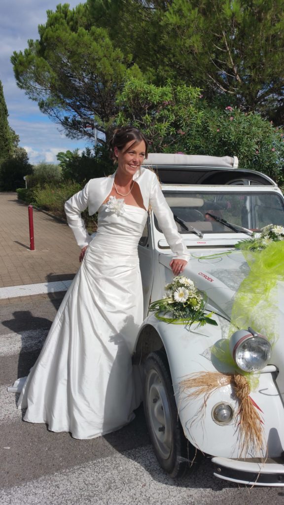 Décoration florale sur la mariée et sur la voiture de la mariée