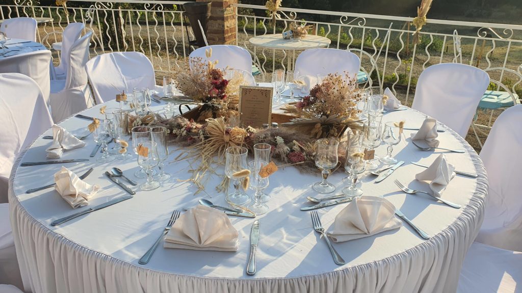 Décoration de table de mariage avec des fleurs