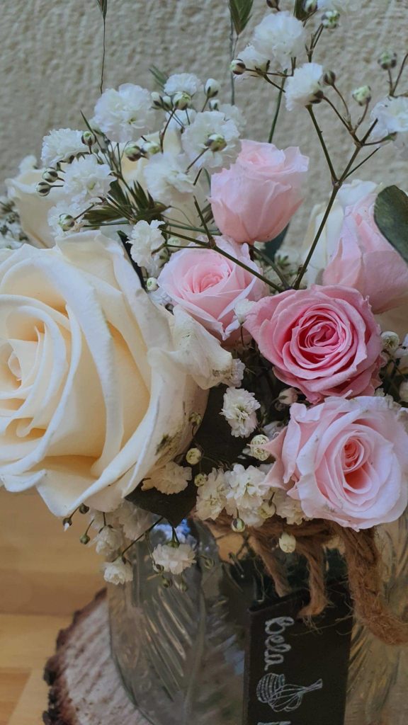 Bouquets de roses blanches et roses claires